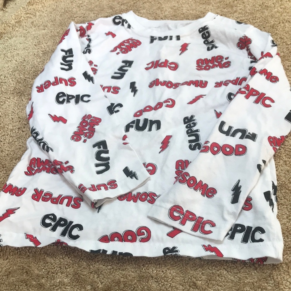 (2) long sleeve NEVER WORN BRAND NEW!! ❤️😃